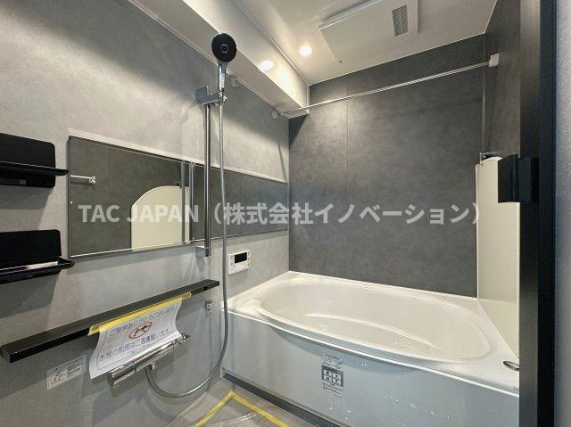 ディアハイム浅草の浴室|ワンタッチでお湯張りや追炊ができるオートバスと足を伸ばせる浴槽で24時間いつでも快適にリフレッシュできる新品浴室。雨のお洗濯や日頃のメンテナンスなどに役立つ浴室換気乾燥機もしっかり完備しています。
