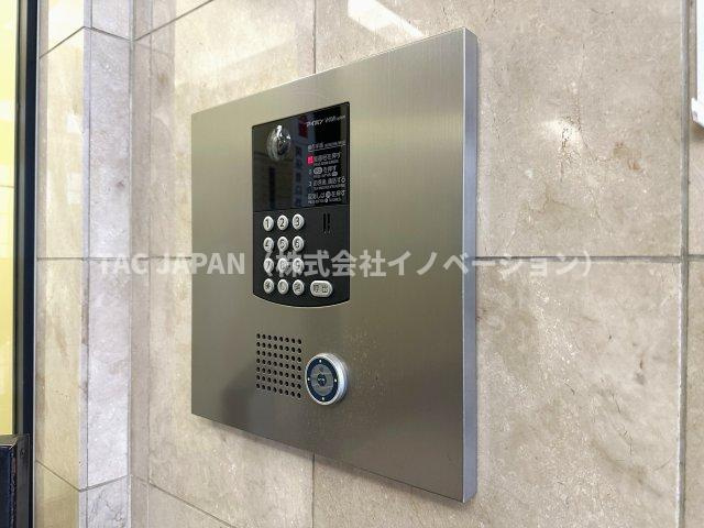 ディアハイム浅草のエントランス|【モニター付きオートロック】
防犯性に優れるモニター付きオートロックシステム完備。