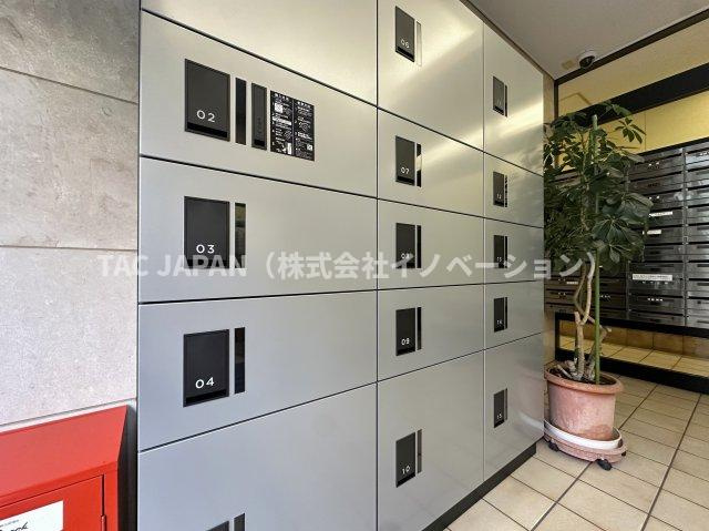 ディアハイム浅草のエントランス|【宅配ボックス】
エントランスに不在時でも荷物が受け取れ、防犯性にも優れる便利な宅配ロッカーを完備。
