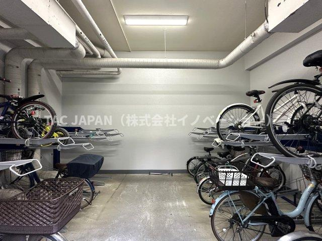 ディアハイム浅草の駐輪場|施錠できる防犯性に優れた敷地内の駐輪場。上段は年間3000円、下段は年間6000円/台でお使いいただけます。