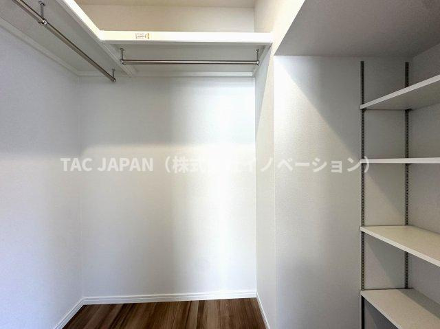 ディアハイム浅草の収納|主寝室（約8.1帖）には衣装ケースや段ボールもマルっと収納できるウォークインクローゼット完備しています。