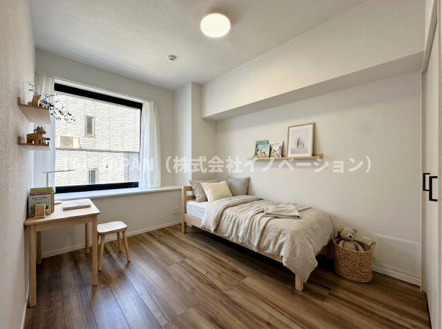 ディアハイム浅草の洋室|お仕事部屋やお子様のお部屋など使い勝手にこまらない約6.3帖の洋室。全てのお部屋に収納とエアコン配管を備えていますので広さを問わず快適にお過ごしいただけます。
※CGによりお子様部屋に装飾しています。
