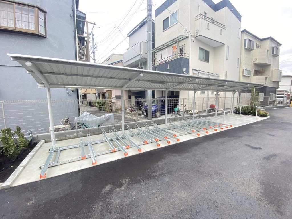 WISTERIA(ウェスタリア)のその他共用部分|駐車スペースもあります
落ち着いた雰囲気の外観です