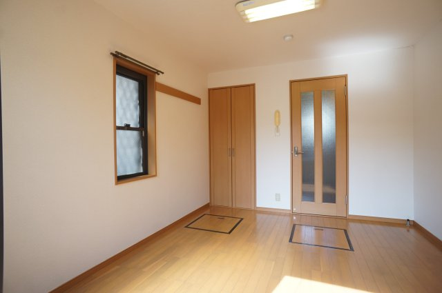 アーカスK　Ⅴの洋室|採光のとれた明るいお部屋です（同間取りの別部屋の写真です）