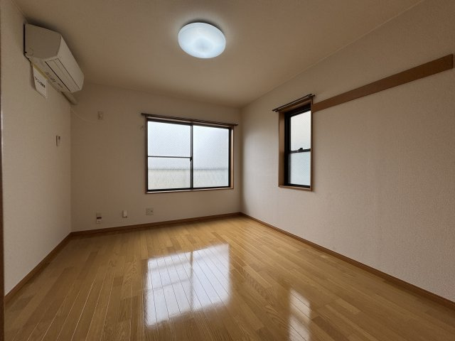 アーカスK　Ⅴの洋室|2面の窓で明るいお部屋です♪