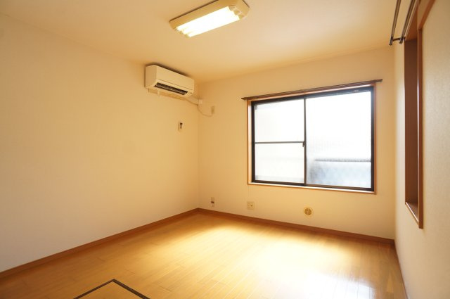アーカスK　Ⅴの寝室|角住戸で通風良好（同間取りの別部屋の写真です）