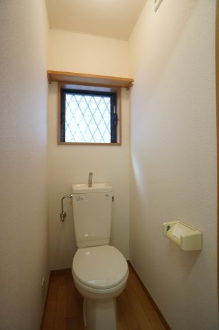アーカスK　Ⅴのトイレ|上部に週の棚有り（同間取りの別部屋の写真です）