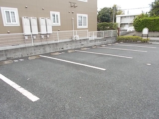 サンクレスト東野の駐車場