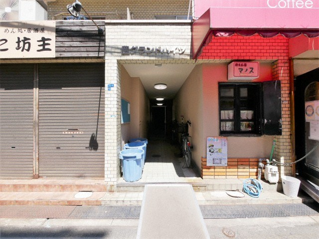 大阪市西成区岸里東２丁目の賃貸マンションのエントランス