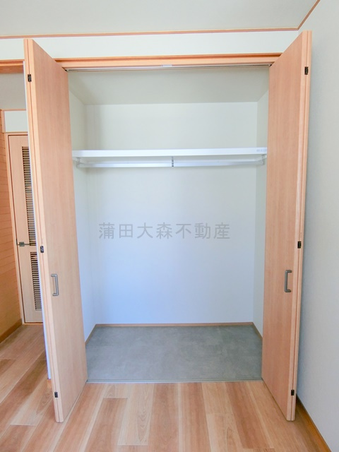 西蒲田3丁目戸建の収納|2階洋室のクローゼット　収納
