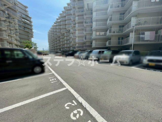 エバーグリーン淀川2号棟の駐車場|敷地内に平面駐車場がございます