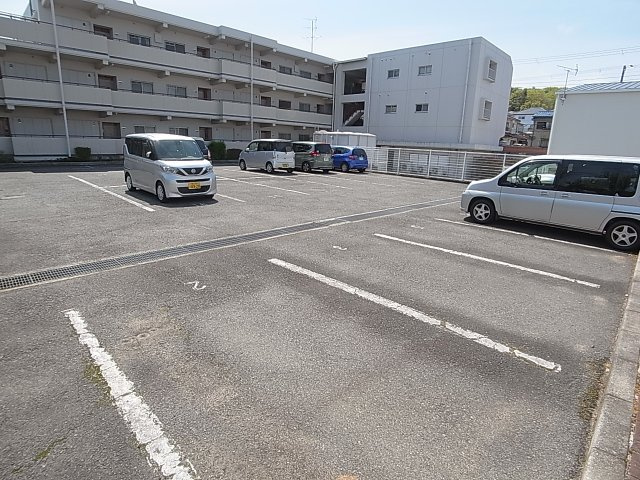 ハイツKOYOの駐車場|敷地内に駐車場完備