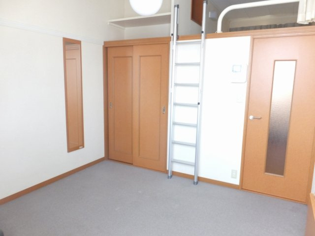 レオパレス北原の居間・リビング|天井が高いロフト付きのお部屋です。