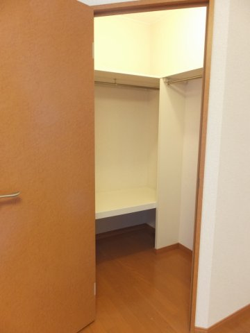 レオパレスシェソワⅡの内装|ウォークインクローゼット付き