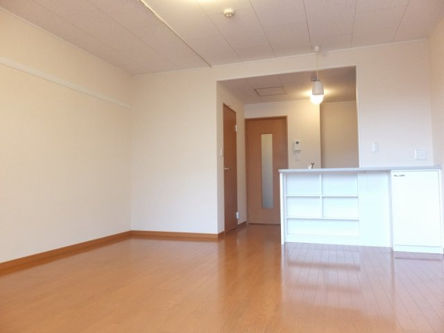 レオパレスシェソワⅡの居間・リビング|人気のカウンターキッチン付きのお部屋です。