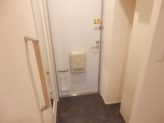 クレイノニュー荒牧町の玄関|収納もある玄関です
