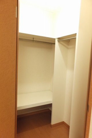 レオパレスコスモスＣの内装|ウォークインクローゼット