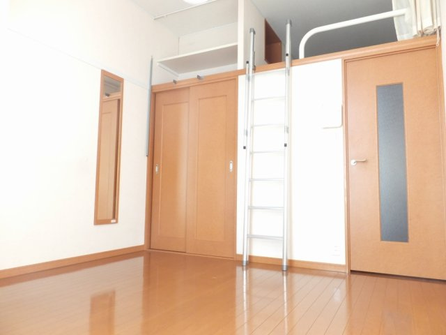 レオパレスルナシャインⅡの居間・リビング|ロフト付きのお部屋です。