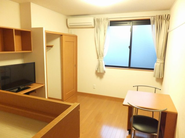 レオパレス桃木の居間・リビング|大型家電設置済みのお部屋です。