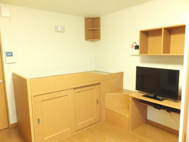 レオパレス桃木の寝室|ベット下大型収納付きです。
