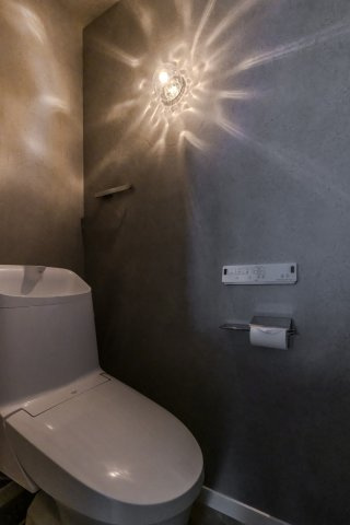nattoku住宅　春日井モデルハウスのトイレ|陰影が印象的な照明で、コンパクトな空間にもデザインへのこだわりを詰め込みました。