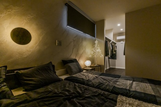 nattoku住宅　春日井モデルハウスの寝室|イタリア漆喰の塗り壁と、広々としたWICが落ち着いたプライベート空間となっております。