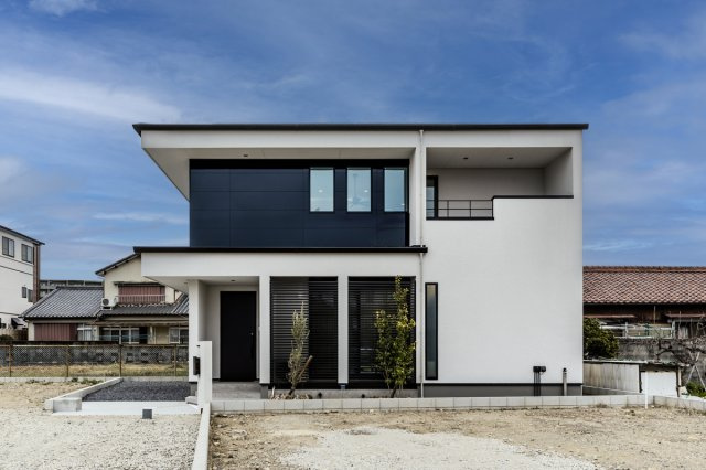 nattoku住宅　春日井モデルハウスの外観パース|直線を基調とした端正なフォルムと異素材の組み合わせが、飽きのこない洗練された佇まいを演出します。
