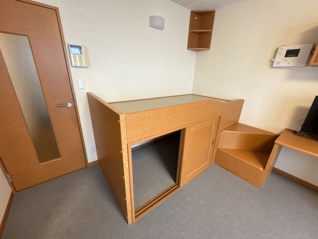 レオパレスブルースカイの寝室|広くて明るい寝室