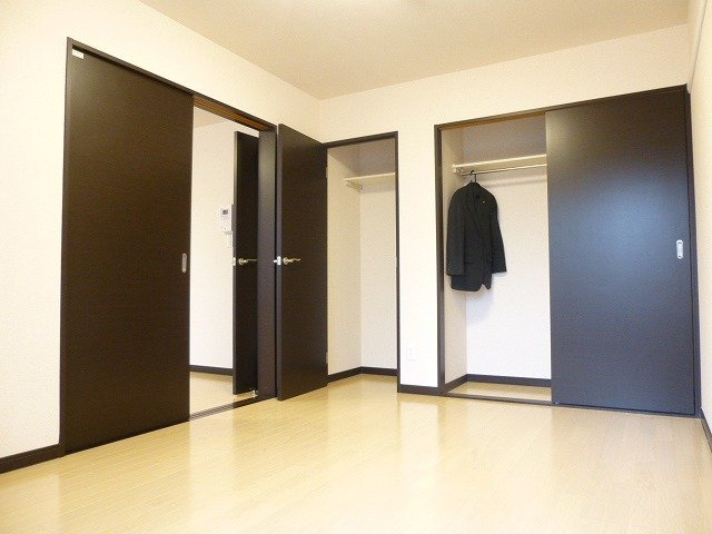 レオネクストシルクⅡの内装|洋室は、収納が豊富になっています♪