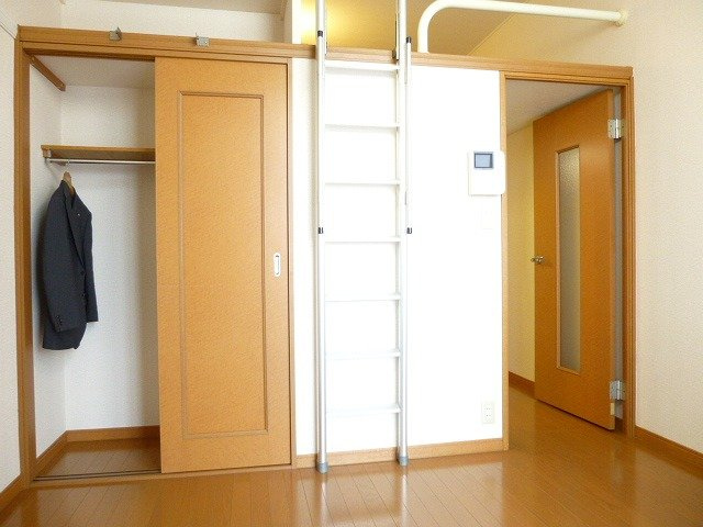 レオパレスＦＩＥＬＤⅡの内装|左手側、クローゼットも付いています♪