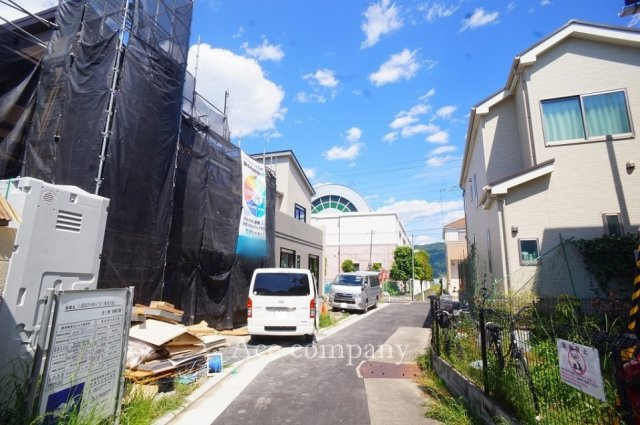 【前面道路含む現地写真】 | 八尾市福万寺町4丁目　【A号棟/全2棟】 | 【前面道路：幅員約4.7ｍ☆】