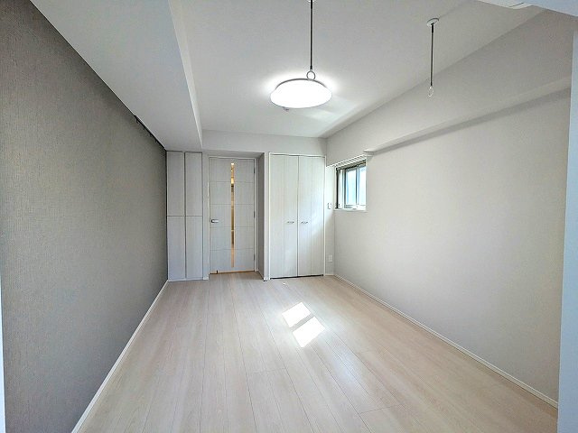 STAGE FIRST浅草橋4の設備|エアコンと照明付きです。引越しの費用と作業が大幅に軽減されます
インターネットWi-Fi無料
角部屋2面採光明るい室内
取り外し可能な室内物干し設備付
キッチンと扉で別れた1Kタイプ
豊富な収納