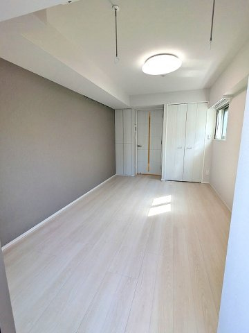 STAGE FIRST浅草橋4の設備|エアコンと照明付きです。引越しの費用と作業が大幅に軽減されます
インターネットWi-Fi無料
角部屋2面採光明るい室内
取り外し可能な室内物干し設備付
キッチンと扉で別れた1Kタイプ
豊富な収納