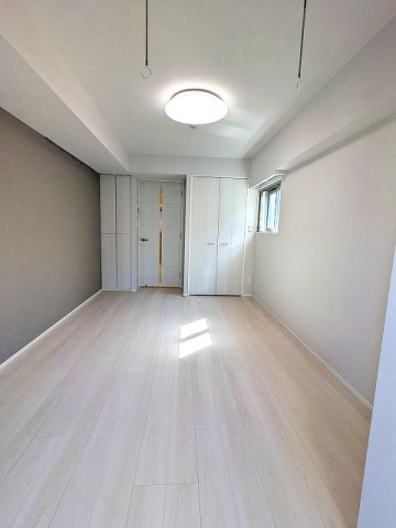 STAGE FIRST浅草橋4の設備|エアコンと照明付きです。引越しの費用と作業が大幅に軽減されます
インターネットWi-Fi無料
角部屋2面採光明るい室内
取り外し可能な室内物干し設備付
キッチンと扉で別れた1Kタイプ
豊富な収納