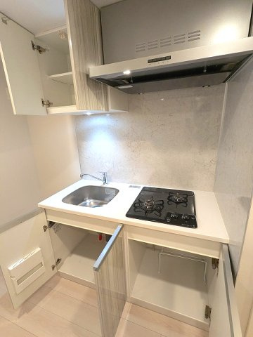 STAGE FIRST浅草橋4の設備|ガス2口システムキッチン、瀟洒でお手入れ楽なガラストップコンロ、
洋室と扉で別れた1Kタイプです