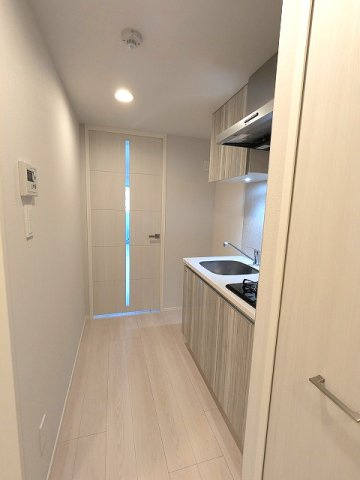 STAGE FIRST浅草橋4の設備|ガス2口システムキッチン、瀟洒でお手入れ楽なガラストップコンロ、
洋室と扉で別れた1Kタイプです
