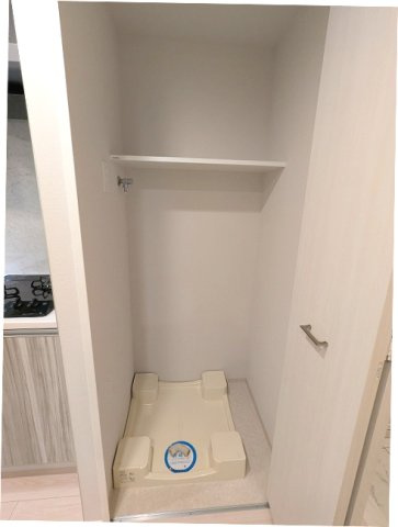 STAGE FIRST浅草橋4の設備|洗濯機置場は排水口のお手入れしやすい様に手前中央に配置し、足高の防水パンです