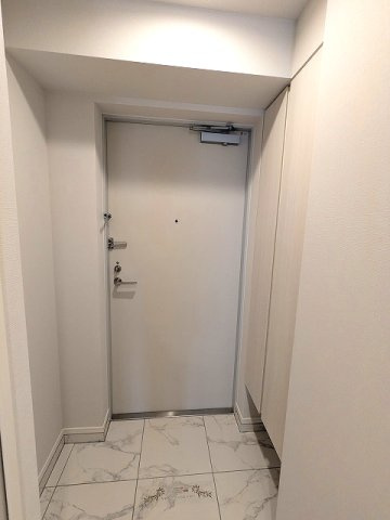 STAGE FIRST浅草橋4の設備|ピッキング防止のカードキーセキュリティです、人感センサー付玄関ライト、収納豊富なトールタイプのシューズBOXです
