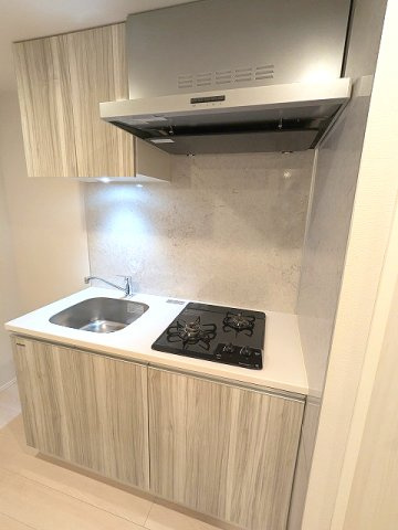 STAGE FIRST浅草橋4のキッチン|ガス2口システムキッチン、瀟洒でお手入れ楽なガラストップコンロ、
洋室と扉で別れた1Kタイプです