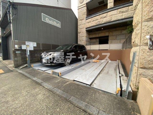 プレサンス新栄リミックスの駐車場