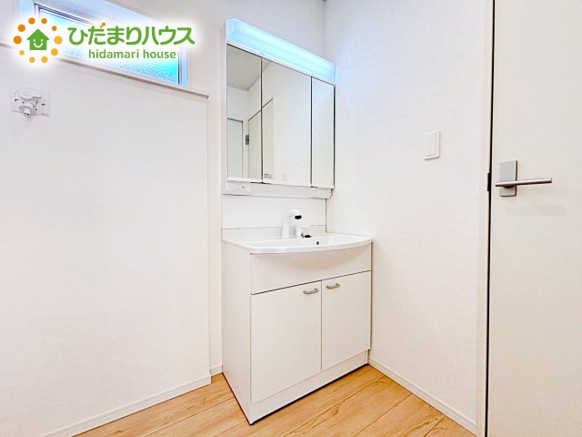 【独立洗面台】 | 那珂市瓜連第14　新築戸建　5号棟 | 大きな三面鏡の独立洗面。鏡の後ろは収納となっているのでスッキリと整理できます！