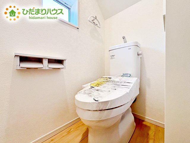 【トイレ】 | 那珂市瓜連第14　新築戸建　5号棟 | 小窓があるため明るく換気も快適、省エネ、お掃除ラクラク仕様のウォシュレット！