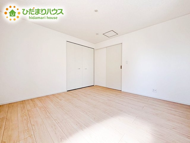 【寝室】 | 那珂市瓜連第14　新築戸建　5号棟 | 主寝室は広々していて安らげる空間に。大きな窓から光が差し込み、朝の目覚めも良さそう♪