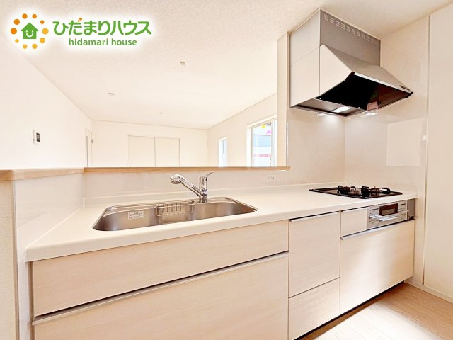 【キッチン】 | 那珂市瓜連第14　新築戸建　5号棟 | 家族でのコミュニケーションがとれる対面型システムキッチン。横一列にシンクとコンロをまとめたシンプルな形です。動きやすさとスタイリッシュなデザインが魅力。