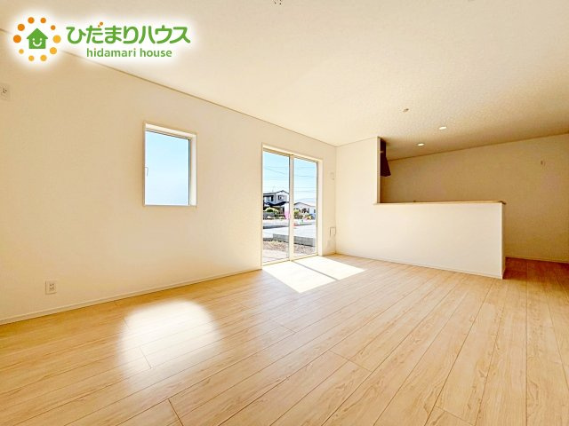 【居間・リビング】 | 那珂市瓜連第14　新築戸建　5号棟 | 家族で特に長く過ごすのがリビング。南向きで明るく気持ちの良い空間です。カウンターに隣接してダイニングテーブルを設置することで配膳作業もラクラク！