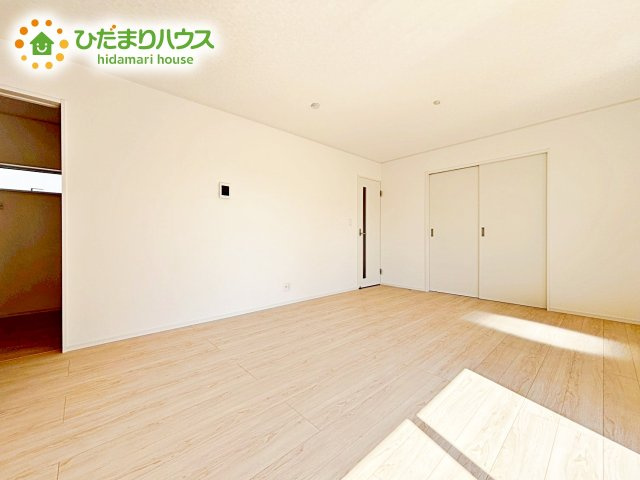 【居間・リビング】 | 那珂市瓜連第14　新築戸建　5号棟 | 家族団らんの時間も増えそうな、日当たり良好＆くつろぎのLDK