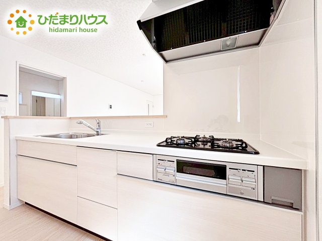 【キッチン】 | 那珂市瓜連第14　新築戸建　5号棟 | 3口コンロと収納豊富なキッチンで、ママの毎日のお料理もはかどります☆