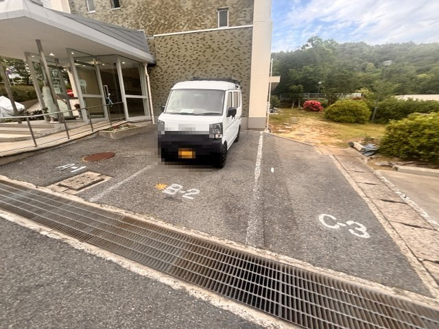 住吉台東住宅3号棟の駐車場