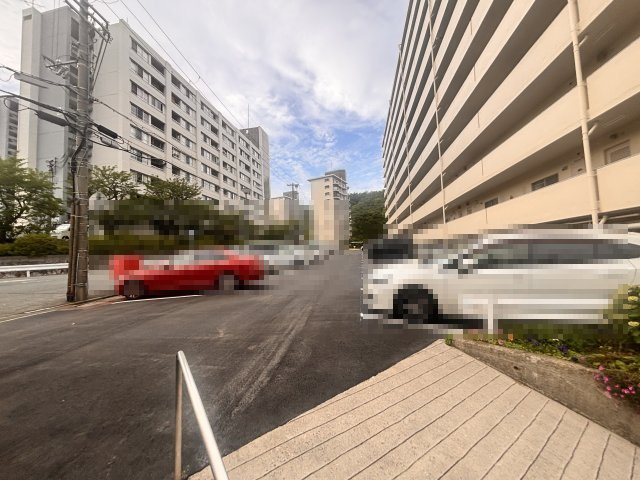住吉台東住宅3号棟の駐車場