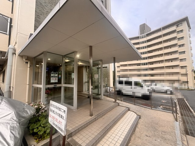 住吉台東住宅3号棟のエントランス